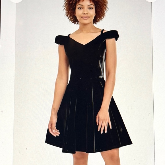 Francesca’s Collection Black Velvet Off-Shoulder Fit and Flare Dress Size M NWOT - Picture 2 of 8